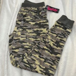 Only Girls size M 8/10 camo lounge pants with 2 front pockets. Brand new w/tags.
